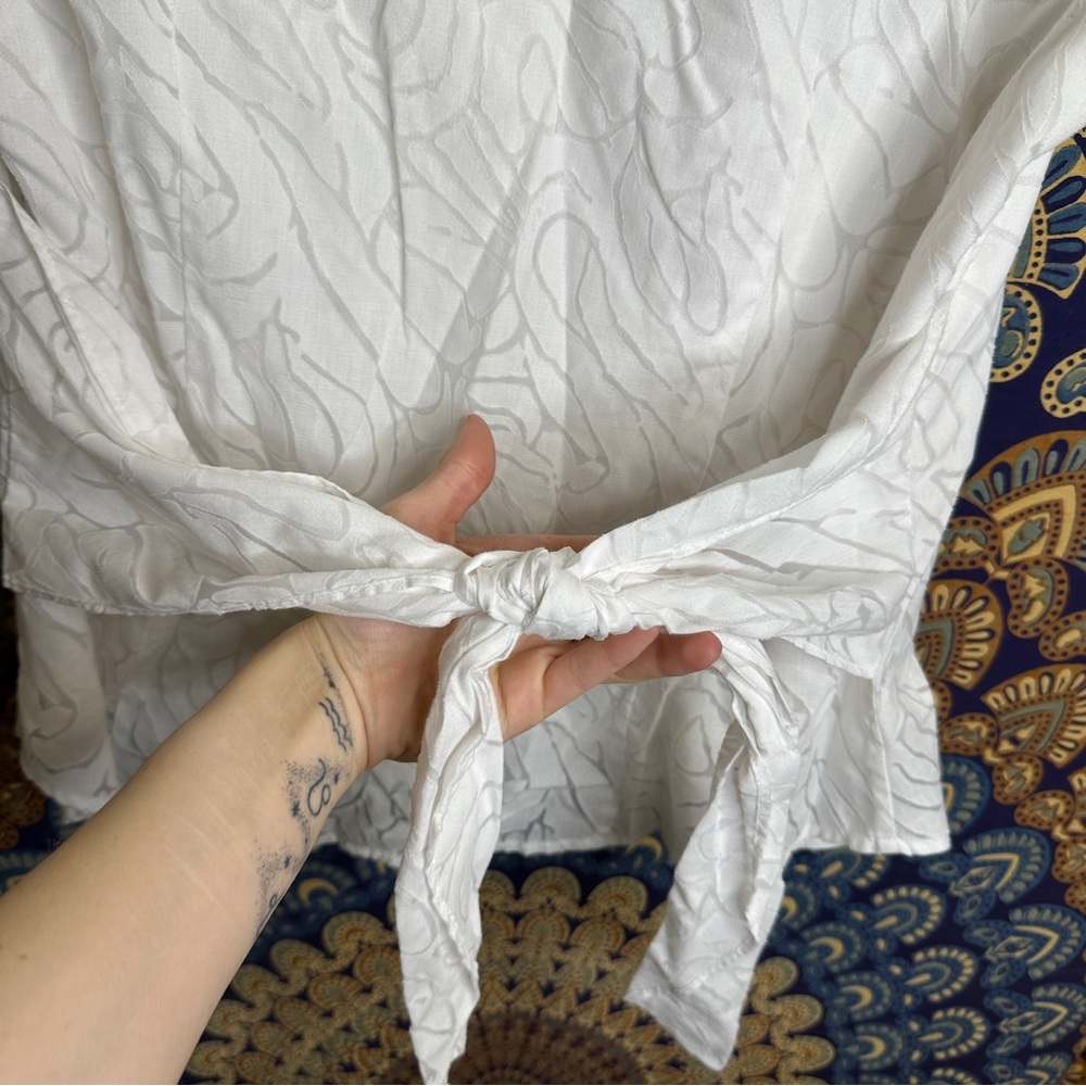 🦋5/20$🦋 sheer floral tie up blouse - Picture 14 of 14